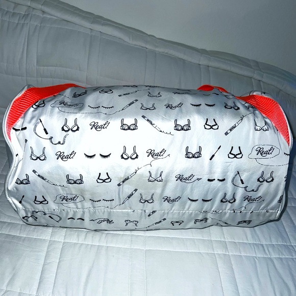 🛟 BENEFIT COSMETICS Weekender/Gym Duffle Bag - Picture 3 of 11